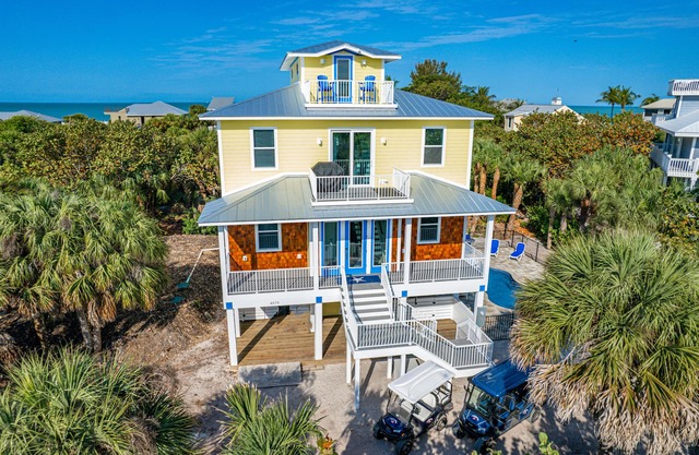 The MAINE DECK - BRAND NEW DESIGNER HOME WITH PRIVATE POOL AND 2 GOLF CARTS