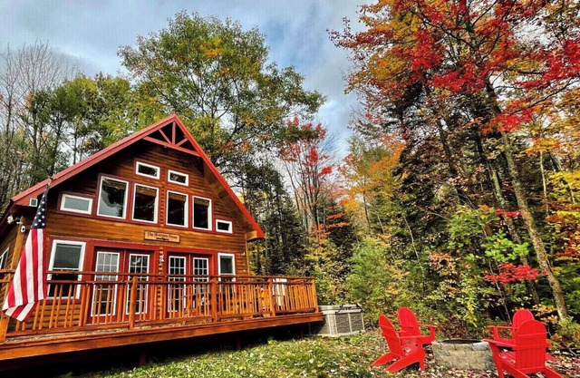 The Maine Mountain House -Cozy cabin w/ hot tub & fire pit,walk to ski/bike lift