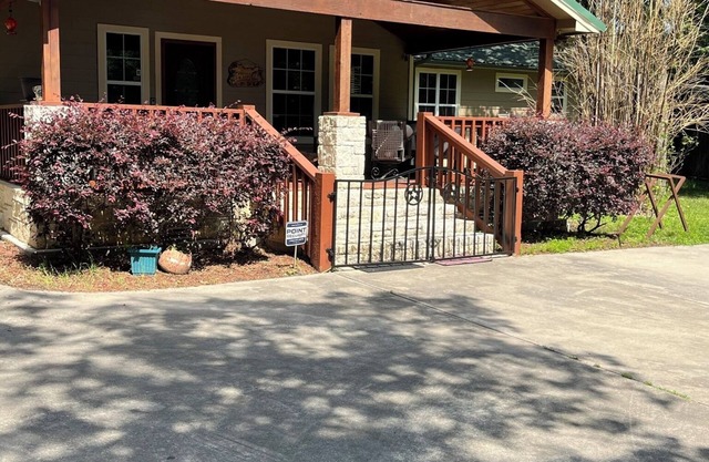 The Manor 4 BR w/Pool Table, Swimming Pond, and Sand Volleyball