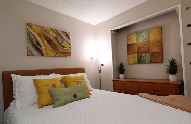 Corn Hill Manor: A spacious 6BR house in historic downtown Rochester