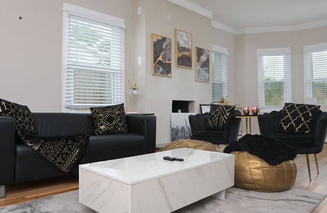 The Marbled Speakeasy - Luxury Home w/backyard. 3 minutes to the Alamo!