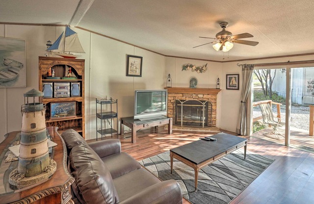 'The Mariner Inn' w/ Fire Pit & Lake Access!