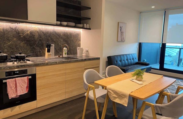 The Marker - Modern West Melbourne Apt w/parking