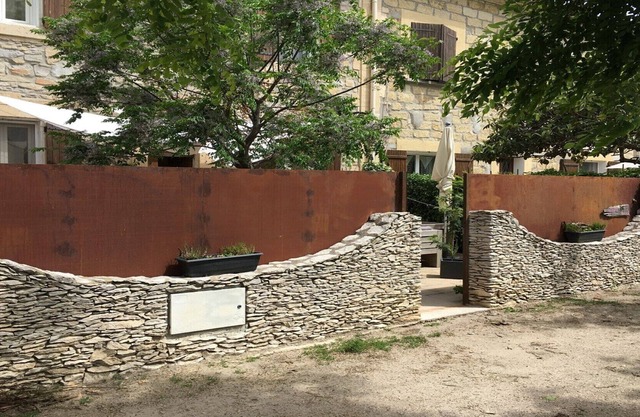 El Mas de la Vigne, una antigua granja, alrededor de viñedos