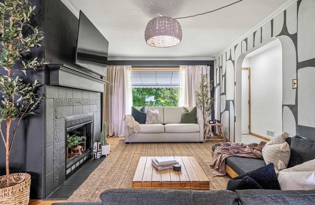 The Maverick | Family Friendly | Sleeps 16 + Guest