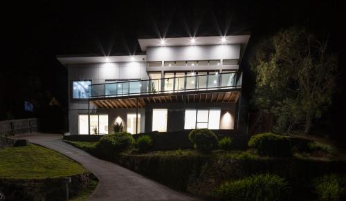 The MBM - Modern 4BR Home, Spacious, Views, Ideal for Groups