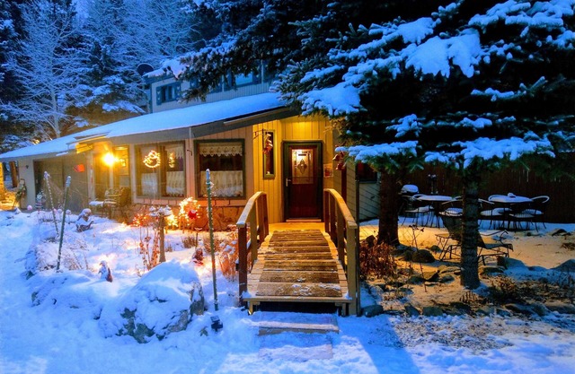 The McClure House - A Cowboy Cabin in the Woods. Pets stay free!