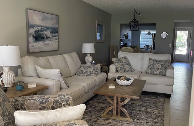 Hermoso apartamento de 2 habitaciones en Woodland Grove en The Meadows CC