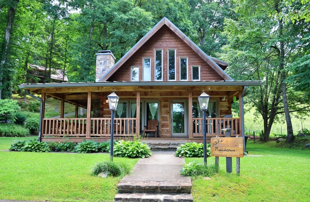 The Meadows: Scenic Views, Fire Pit, Luxury, King Beds