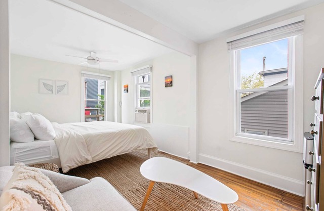 The Melrose, 1C - King Bed & Bath: Romantic Getaway, Steps from the Beach, Cozy