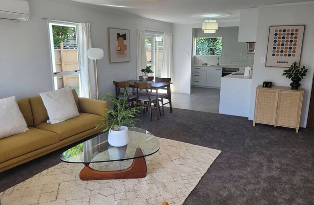The Merivale Hideout 2BR and a Sleepout plus Garage