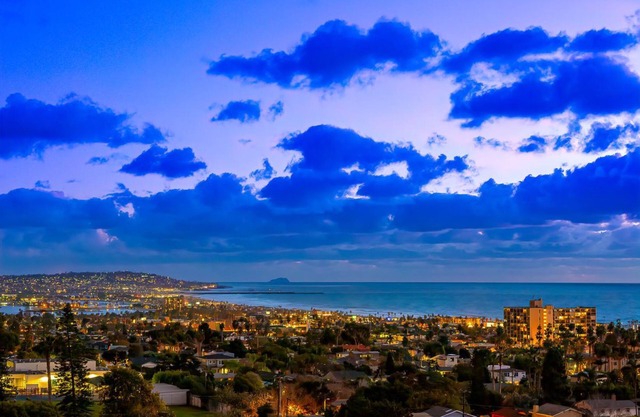 The Mermaid House: impresionantes vistas de la bahía, el océano y la ciudad, equipadas con jacuzzi y aire acondicionado