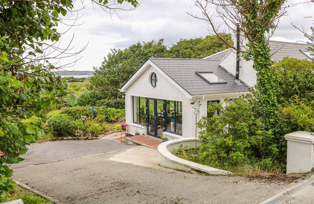 THE MERMAID, pet friendly, with open fire in Dungloe, County Donegal