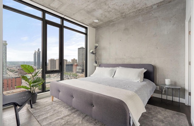 The Metro - Swimming Pool + DT City Views!