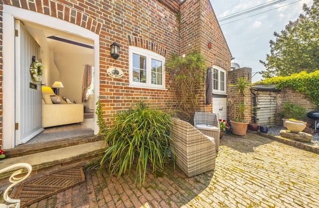 The Mews - a beautiful cottage that sleeps 4 guests in 2 bedrooms