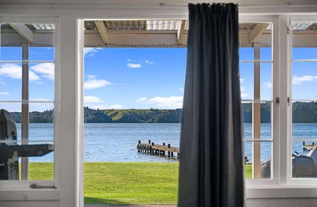 The Middle | Lakefront with Private Jetty