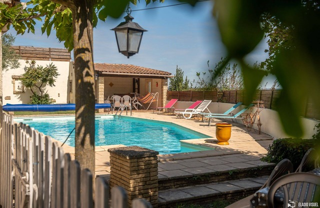 Villa de vacaciones de 110 m², piscina, en pueblo tranquilo.
