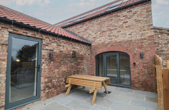 THE MILL HOUSE, pet friendly, with hot tub in Thirsk