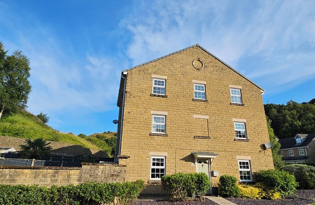 THE MILNE, pet friendly, with a garden in Todmorden