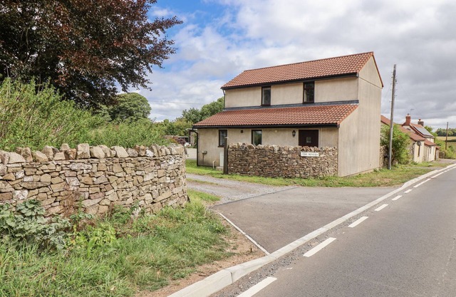 THE MINERS COTTAGE, pet friendly, with a garden in Priddy