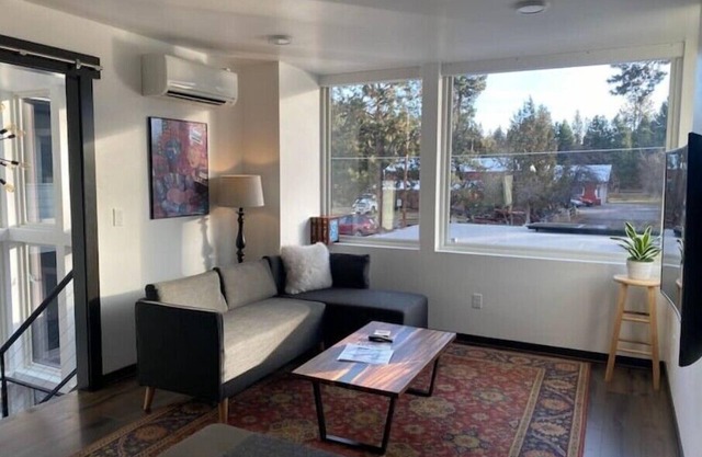 The Modern: conviently located by Old Mill, River, Amphitheater. Ev charger