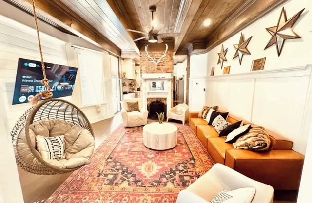 The Modern Victorian Charmer Hot Tub 5 bedroom 4 bath