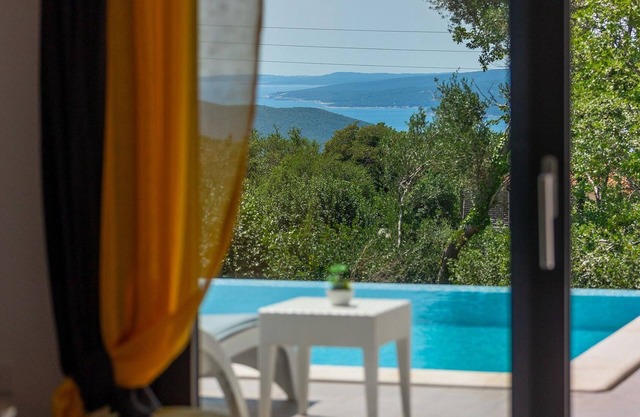 La moderna Villa Riki con piscina privada está situada en el pequeño pueblo istriano de Koromano.