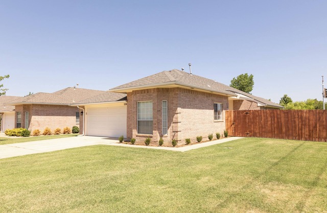 THE MOJO DOJO! WALK TO CAMPUS! Beautiful remodel near OU - PET FRIENDLY