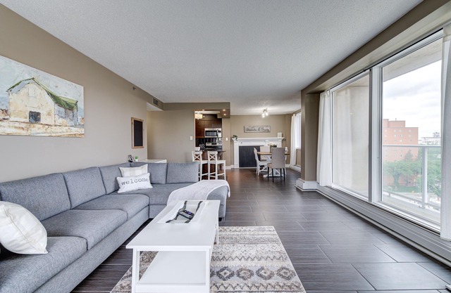 *The Montgomery* - Great views, clean and updated space!