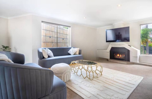 The Moondah Manor A Poolside Family Retreat