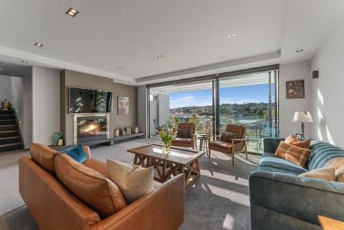 The Moorings Apartment 5 - a stone's throw from the lake!