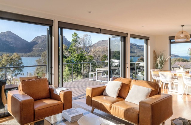 The Moorings at Freycinet. Beachfront. Panoramic Mountain Views. Free wifi.