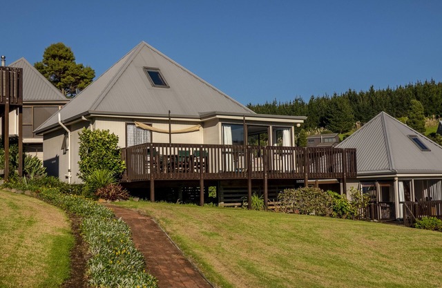 The Music Lounge - Onemana Holiday Chalet