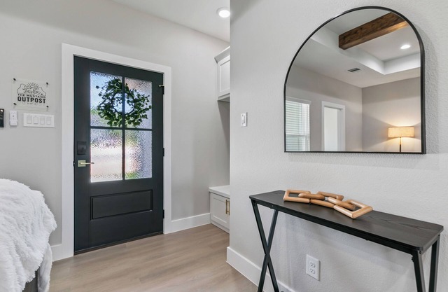 "The Mustang Outpost", Family-Friendly, Sleeps 8 Conveniently Near Downtown