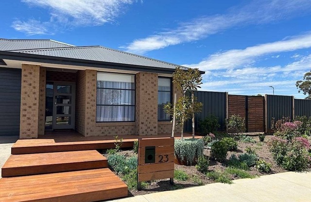The Nagambie Stay - 10 people and secure boat parking