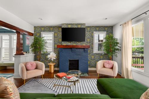 The Nash Bash Pad- Hot Tub, Glam Room, Fire Pit! 2 mi Downtown