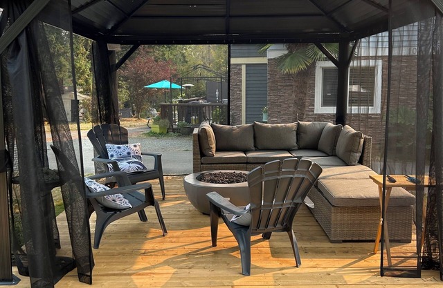 🌿 “The Nest” Beautiful Property! Stylish 2 Bedroom Suite. Main Level of Home.