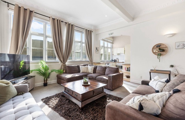 The Nest - Central, Sunny & Spacious Loft