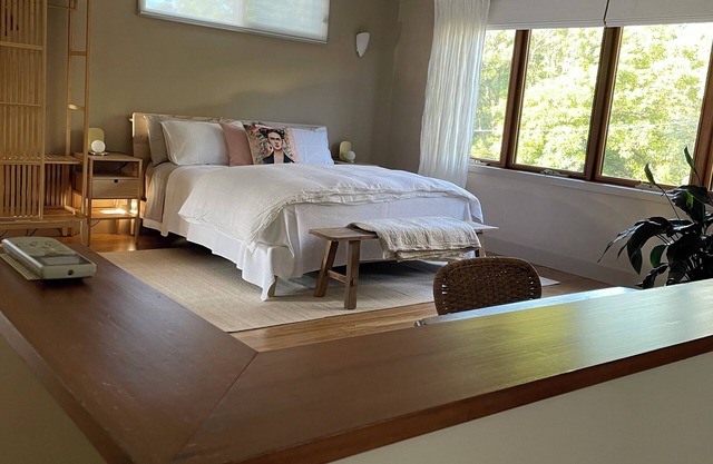 The Nest - Restful studio retreat for couples. Short 10 min walk to the beach.