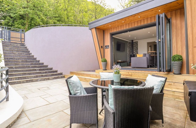 THE NEST, romantic, with a garden in Prestatyn