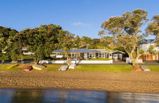 The Nest Russell Waterfront Central Cottage