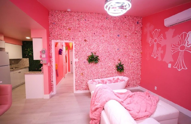 The New Pink Playhouse 2bdrm near Airport & Beach No Cleaning fee, Sleeps 6