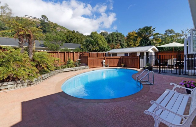 The Nile Street Bungalow - Character Home with a Pool in Central Location