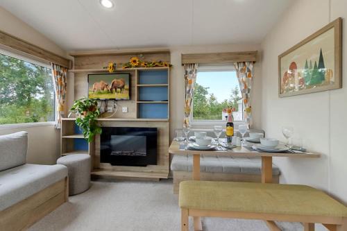 The Nook Splash Retreat - Heated Communal Swimming Pool & Fishing Nearby