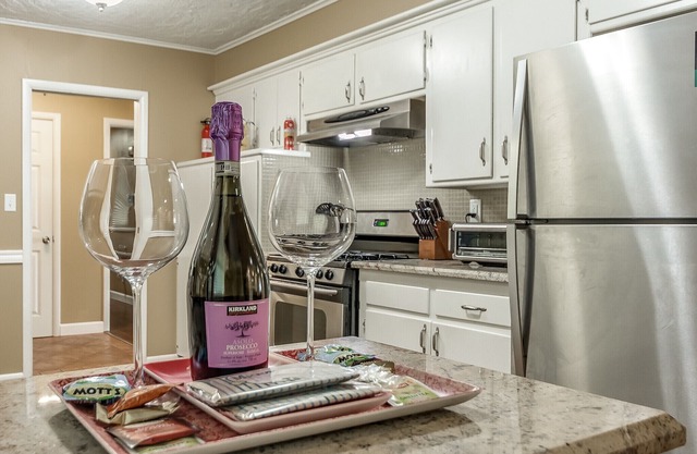 The Norman Gameroom - 3 BR 2 Bath home 2 blocks from campus