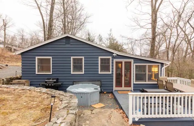 The Nugget: A Lakeview Cottage