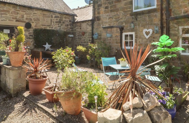 THE OAK APARTMENT, pet friendly, character holiday cottage in Tansley