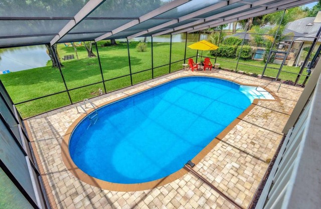 The Oak house. HEATED Pool. Waterfront. Fire pit. Swings