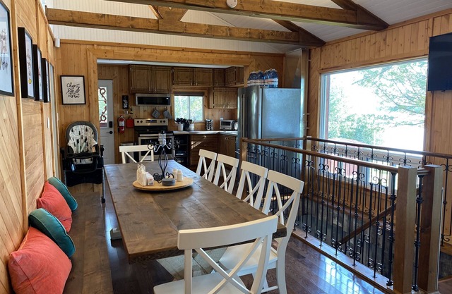 The Oakdene Cottage - hot tub with a lake view!