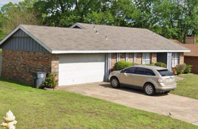 “The Oakwood” Sleeps 6! Quiet Area! Community Swimming Pool! Near Downtown BOK!